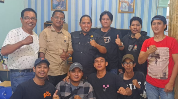 Foto: Dr. Muh. Reza Putra, SH, MH, Agus Budiono, SH Bersama Eks Karyawan PT. YES