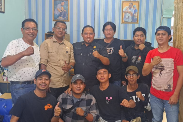 Foto: Dr. Muh. Reza Putra, SH, MH, Agus Budiono, SH Bersama Eks Karyawan PT. YES