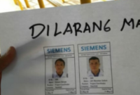 Foto Simson Sitinjak Direktur PSB (kiri), Dipajang di pintu masuk proyek