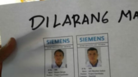 Foto Simson Sitinjak Direktur PSB (kiri), Dipajang di pintu masuk proyek