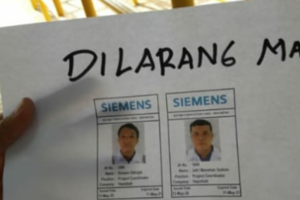 Foto Simson Sitinjak Direktur PSB (kiri), Dipajang di pintu masuk proyek