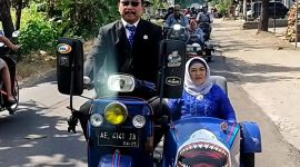 Foto: Widodo Saat Diarak Sedulur Vespa dan Warok e Panther Ponorogo 