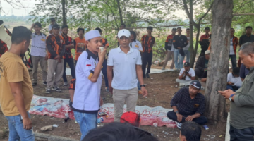 Foto: Ketua Garda Bekasi, Samsudin Saat Berorasi Didampingi Ketua LSM SNIPER Indonesia, Gunawan 