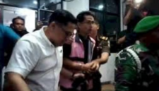 Foto: Soleman Saat Dikawal Petugas Kejaksaan Untuk DIbawa ke Lapas IIA Cikarang, Kabupaten Bekasi