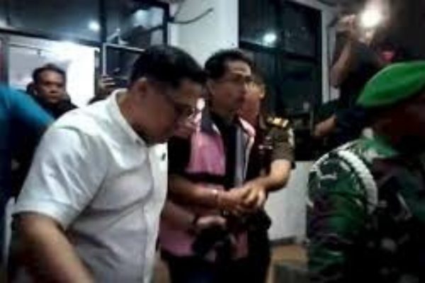 Foto: Soleman Saat Dikawal Petugas Kejaksaan Untuk DIbawa ke Lapas IIA Cikarang, Kabupaten Bekasi