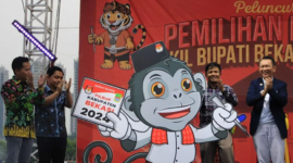 Komisioner KPU RI Idham Holik (ketiga dari kanan) saat menghadiri peluncuran tahapan Pilkada Serentak 2024  di Central Park Meikarta, Desa Cibatu, Kecamatan Cikarang Selatan, Kabupaten Bekasi, Jawa Barat pada Minggu 2 Juni 2024.