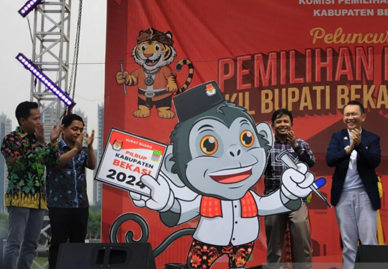 Komisioner KPU RI Idham Holik (ketiga dari kanan) saat menghadiri peluncuran tahapan Pilkada Serentak 2024  di Central Park Meikarta, Desa Cibatu, Kecamatan Cikarang Selatan, Kabupaten Bekasi, Jawa Barat pada Minggu 2 Juni 2024.