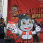 Komisioner KPU RI Idham Holik (ketiga dari kanan) saat menghadiri peluncuran tahapan Pilkada Serentak 2024  di Central Park Meikarta, Desa Cibatu, Kecamatan Cikarang Selatan, Kabupaten Bekasi, Jawa Barat pada Minggu 2 Juni 2024.