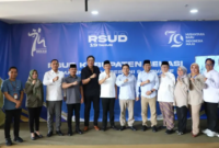 Foto bersama pasangan calon kepala daerah, jajaran KPU dan tim dokter RSUD sebelum melaksanakan pemeriksaan kesehatan di RSUD Kabupaten Bekasi, Jalan Teuku Umar, Kelurahan Wanasari, Kecamatan Cibitung, Jumat (30/8/2024).