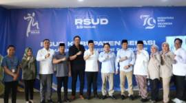 Foto bersama pasangan calon kepala daerah, jajaran KPU dan tim dokter RSUD sebelum melaksanakan pemeriksaan kesehatan di RSUD Kabupaten Bekasi, Jalan Teuku Umar, Kelurahan Wanasari, Kecamatan Cibitung, Jumat (30/8/2024).