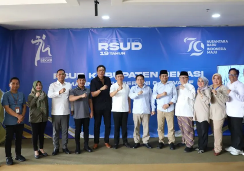 Foto bersama pasangan calon kepala daerah, jajaran KPU dan tim dokter RSUD sebelum melaksanakan pemeriksaan kesehatan di RSUD Kabupaten Bekasi, Jalan Teuku Umar, Kelurahan Wanasari, Kecamatan Cibitung, Jumat (30/8/2024).