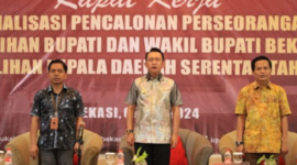 Penjabat Bupati Bekasi Dani Ramdan (tengah) bersama Ketua KPU Ali Rido (kiri) dan Ketua Bawaslu Kabupaten Bekasi Akbar Khadafi (kanan) 