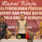 Penjabat Bupati Bekasi Dani Ramdan (tengah) bersama Ketua KPU Ali Rido (kiri) dan Ketua Bawaslu Kabupaten Bekasi Akbar Khadafi (kanan) 