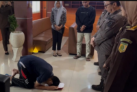 Foto: Pelaku Pencuri Emas Gutama Bayu Putra Sujud Penuntutannya Dihentikan