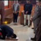 Foto: Pelaku Pencuri Emas Gutama Bayu Putra Sujud Penuntutannya Dihentikan