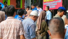 Foto: Aksi Warga Paguyuban Ruko SNK di Depan Kantor Walikota Bekasi