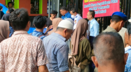 Foto: Aksi Warga Paguyuban Ruko SNK di Depan Kantor Walikota Bekasi