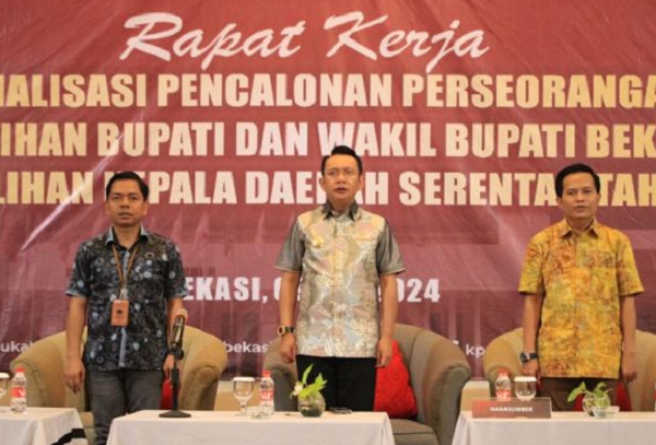 Penjabat Bupati Bekasi Dani Ramdan (tengah) bersama Ketua KPU Ali Rido (kiri) dan Ketua Bawaslu Kabupaten Bekasi Akbar Khadafi (kanan) 