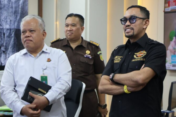 Foto: Kapuspenkum Kejagung Harli Siregar Bersama Wakil Ketua Komisi III DPR RI, Ahmad Sahroni 