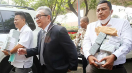 Kuasa Hukum Maqdir Ismail Saat Menyerahkan Uang Tunai Senilai Rp27 Miliar