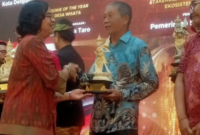 Foto: Pimred Koran Dialog, James Tobing Saat Menerima Penghargaan Dari Bank Indonesia