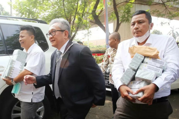 Kuasa Hukum Maqdir Ismail Saat Menyerahkan Uang Tunai Senilai Rp27 Miliar