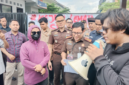 Foto: Aksi Masa di Depan Kantor Kejari Kota Bekasi Jawa Barat