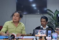 Foto: Pengacara Deolipa Yumara (Kiri) Bersama Kliennya Kamal Tarachand Mirchandani alias Sanjay (Kanan)