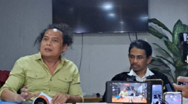 Foto: Pengacara Deolipa Yumara (Kiri) Bersama Kliennya Kamal Tarachand Mirchandani alias Sanjay (Kanan)