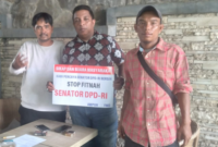 Foto: Aktivis FMD, Heru Purwoko (Kiri) Bersama Aktivis AMPUH, Yefta Bakarbessy (Tengah)