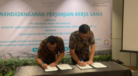 Foto: Kepala Kejaksaan Negeri Kabupaten Tangerang, Ricky Tommy Hasiholan dan Dwi Ananda Wicaksono, Generasi Manager PT. Angkasa Pura Indonesia Saat Menandatangani Perjanjian Kerjasama