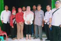 Foto: Martina Ningsih (Kemeja Lengan Panjang Putih Berkerudung) Tengah
