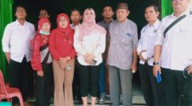 Foto: Martina Ningsih (Kemeja Lengan Panjang Putih Berkerudung) Tengah