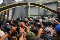 Eksekusi Warga Cluster Bumi Sani di Bekasi 