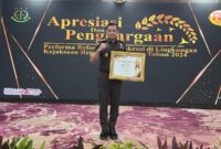 Kepala Kejaksaan Negeri Bali, Agus Setiadi, SH, MH Saat Menerima Penghargaan