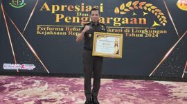 Kepala Kejaksaan Negeri Bali, Agus Setiadi, SH, MH Saat Menerima Penghargaan