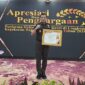 Kepala Kejaksaan Negeri Bali, Agus Setiadi, SH, MH Saat Menerima Penghargaan