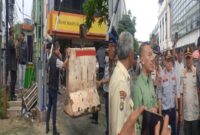 Foto: Penutupan Pintu Parkir Akses Warga Ruko SNK Kota Bekasi