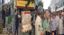 Foto: Penutupan Pintu Parkir Akses Warga Ruko SNK Kota Bekasi