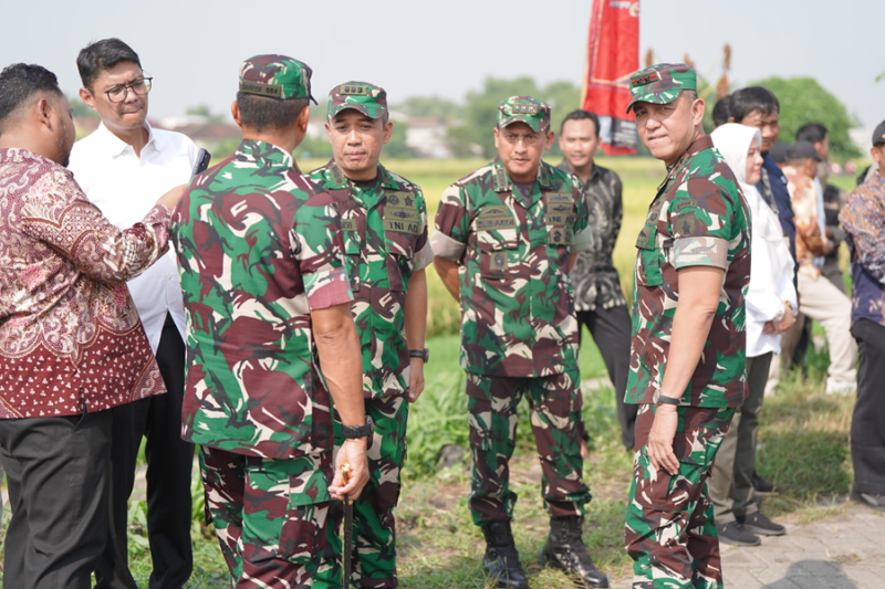 Pangdam V Brawijaya, Mayjen TNI Rudy Saladin, MA, bersama Menteri Pertanian, Andi Amran Sulaiman 