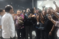 Foto: Saksi korban Jhon Palinggi saat memberikan keterangan pers usai sidang pemalsuan dokumen di PN Jakpus, Rabu (12/3/2025)
