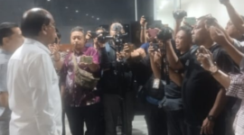 Foto: Saksi korban Jhon Palinggi saat memberikan keterangan pers usai sidang pemalsuan dokumen di PN Jakpus, Rabu (12/3/2025)