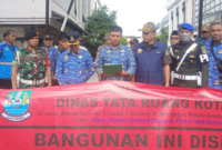 Foto: Saat Distaru Kembali Melakukan Penyeggelan Gate Parkir Paguyuban RSNK