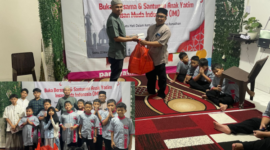 Foto: Ketua IMI, Fitriansyah Kiahaly (Kiri) Bersama Ketua Pengurus Panti, Ade Toha (kanan)