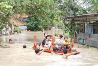 Foto: Warga Desa Labansari Cikarang Timur Saat Dievakuasi