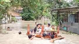 Foto: Warga Desa Labansari Cikarang Timur Saat Dievakuasi