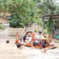 Foto: Warga Desa Labansari Cikarang Timur Saat Dievakuasi