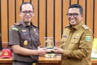 Foto: Kajati Banten, Dr. Siswanto, SH, MH (kiri) dan Gubernur Andra Soni (kanan)