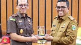 Foto: Kajati Banten, Dr. Siswanto, SH, MH (kiri) dan Gubernur Andra Soni (kanan)