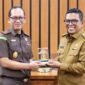Foto: Kajati Banten, Dr. Siswanto, SH, MH (kiri) dan Gubernur Andra Soni (kanan)